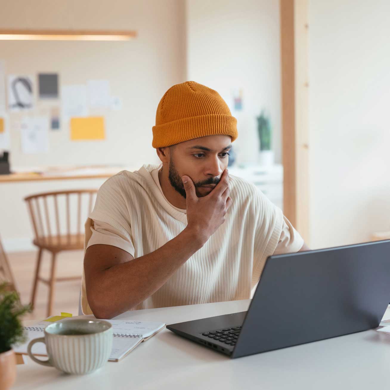 Guy working on a computer in a cafe
