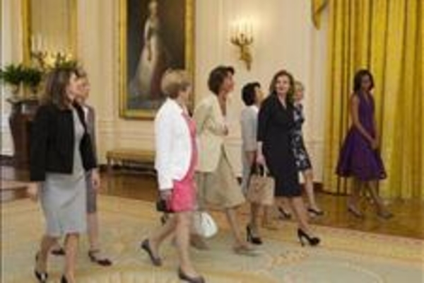 Michelle Obama hosts G-8 spouses at White House