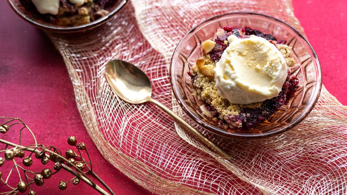 Spiced Berry Christmas Crumble
