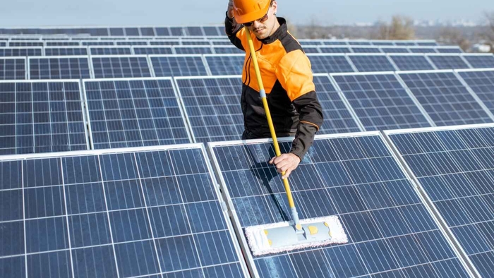 5 Key Advantages of Employing Specialist Cleaning Services for Your Solar Panels