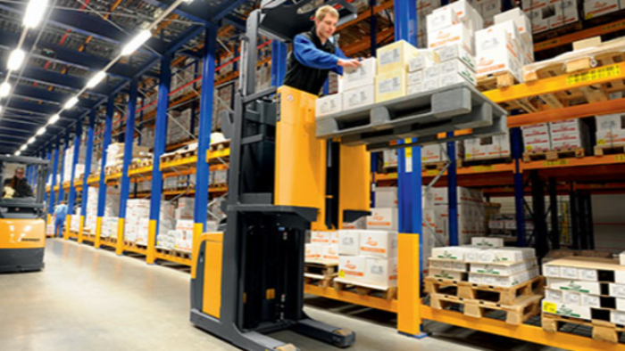 4 Tips When Looking for Warehouse Equipment