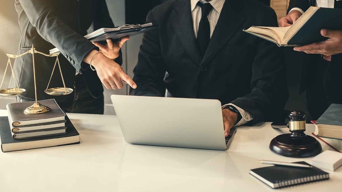 5 Key Factors to Evaluate Before Hiring a Lawyer for Your Case