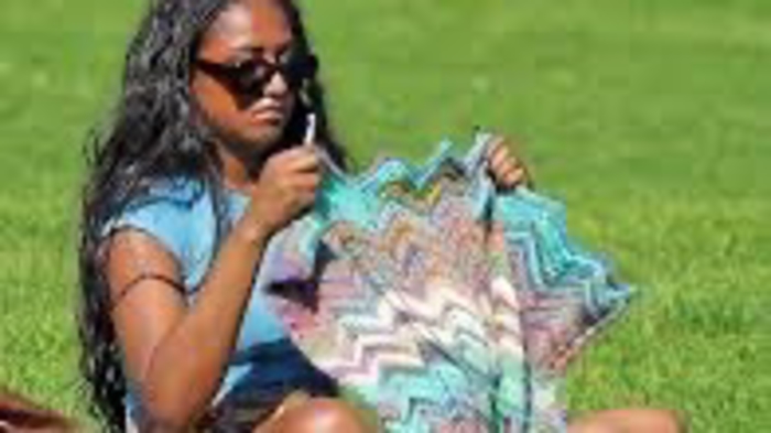 MotivationLunes🗓️Sasha Obama takes up crocheting, her mom Michelle�s favorite hobby, during a day at the park