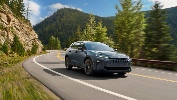 2025 Toyota Crown Signia - A Luxurious Hybrid at a Lower Price