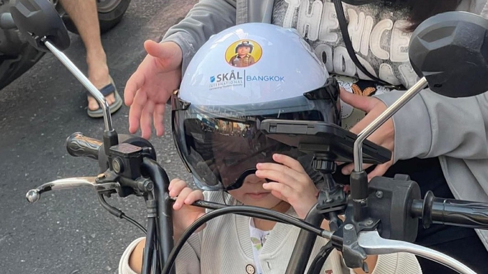 Sk�l hands out helmets to Bangkok kids