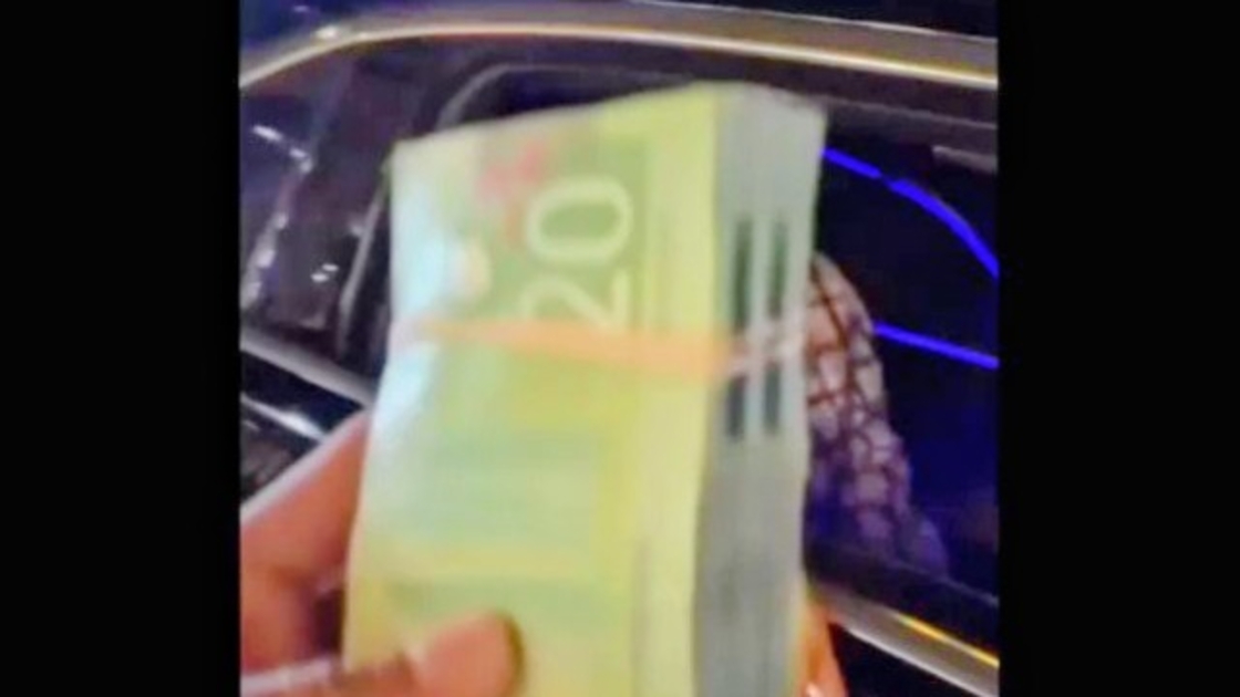 Drake hands out wads of cash to Toronto fans on Christmas